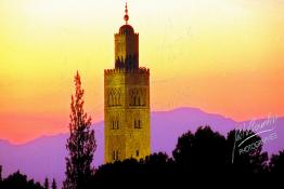 Image du Maroc Professionnelle de  Le jour se lève sur le vieux minaret de la Koutoubia, l’emblème de Marrakech, la ville rouge photographié le Vendredi 19 Décembre 1986 avant sa restauration. Erigé en pierre de taille son édification fut décidée en 1158 par le sultan Almohade Abdel Moumen aussitôt après sa conquête de Marrakech. (Photo / Abdeljalil Bounhar)